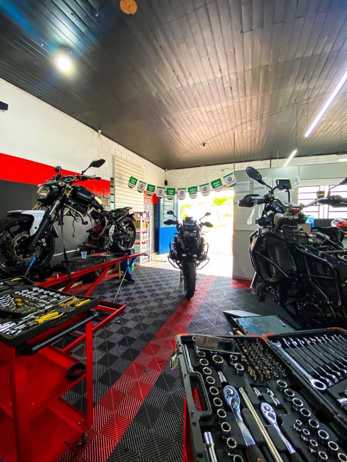 Interior da oficina da GFM Motos, em Lajeado/RS